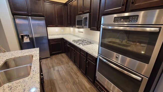 Building Photo - SW BEAUTY!!!   215/RUSSELL AREA