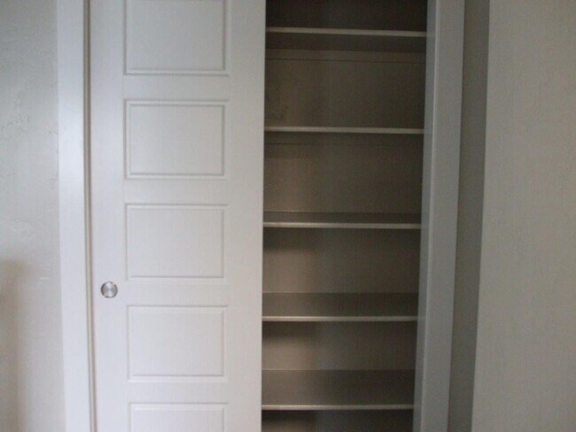 Building Photo - Beautiful  4 bed, 2.5 bath 2 car with extra deep bay and an additional office