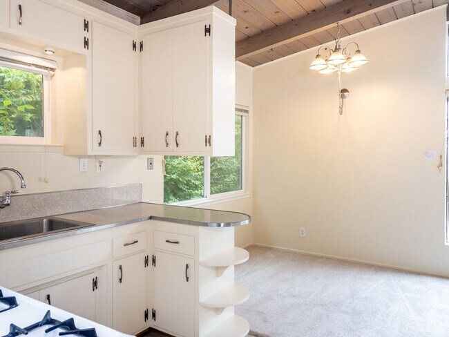 Building Photo - 2BR/1BA Shared Garage + W/D + Deck PROGRES...