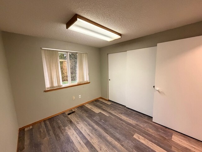 Building Photo - Private and quiet 3BD, 2 BA w/ 2 car garage near Fedrickson!