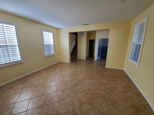 Building Photo - Spacious 4 Bedroom 3 Bath Two Story Riverp...
