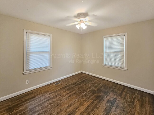 Building Photo - 605 Green Acres Rd
