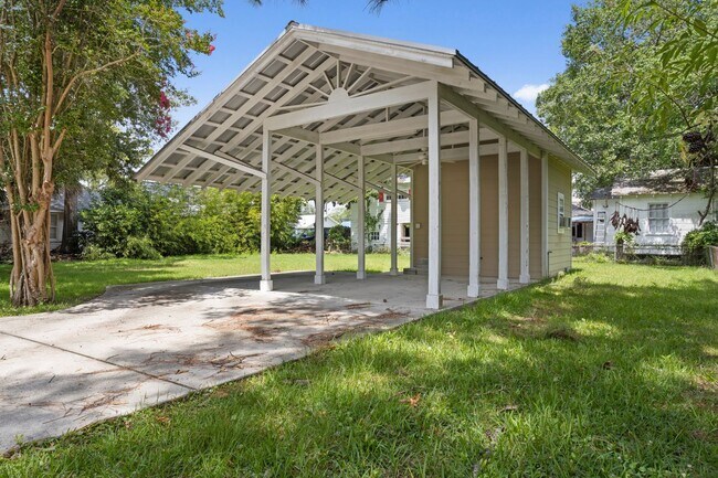 Building Photo - Charming Coastal Living in Downtown Ocean ...