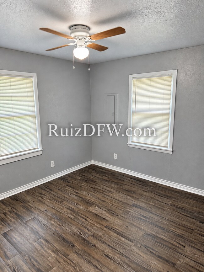Building Photo - 6360 Renwood Dr