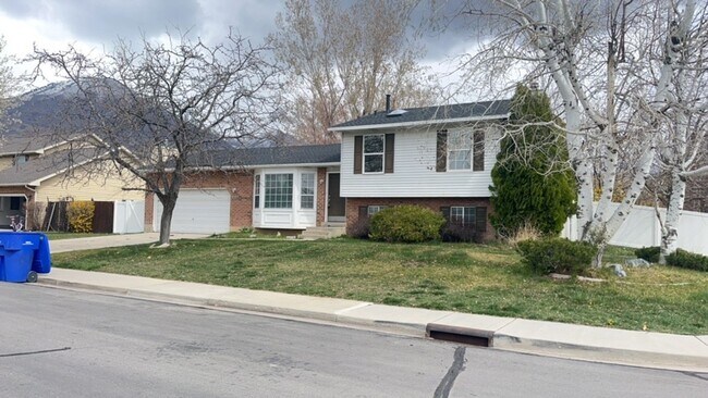 Building Photo - Great location Quaint Orem Home w 2 car ga...