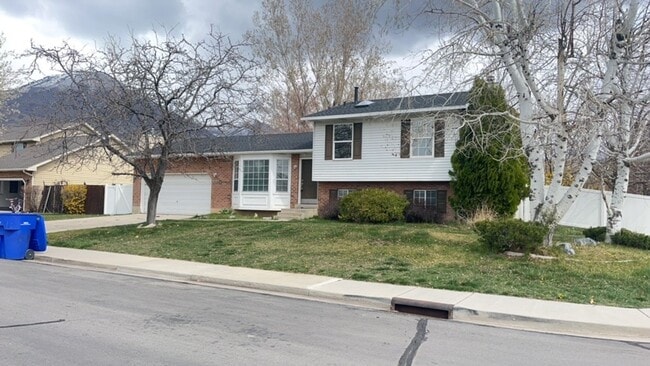 Building Photo - Great location Quaint Orem Home w 2 car garage!