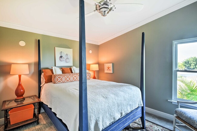 Building Photo - 2122 W Vina Del Mar Blvd