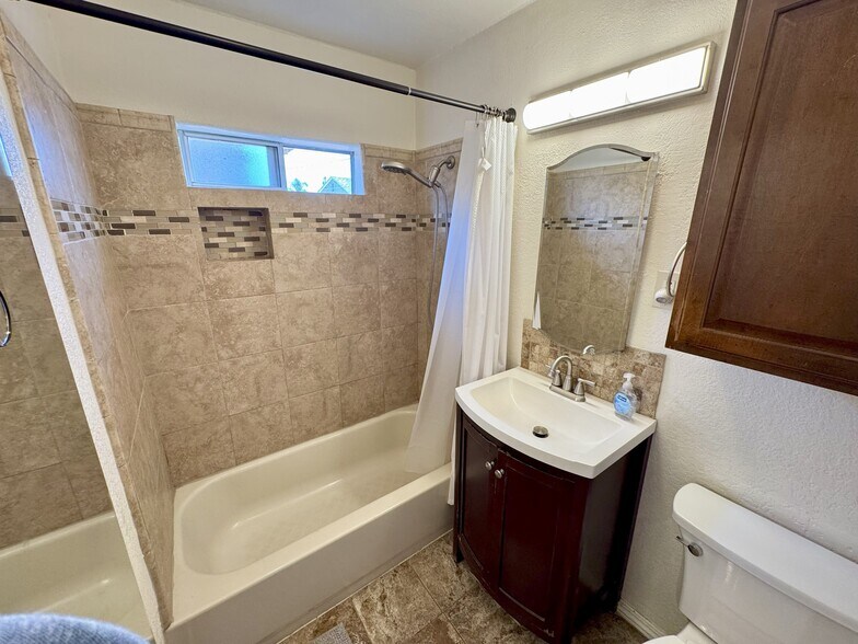 Bathroom - 9548 Claymore St