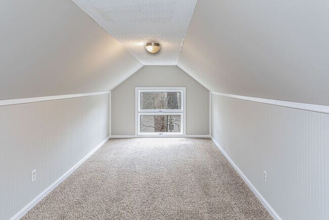 Building Photo - NW Large Updated Home! LR, DR, Den, FP, Ha...