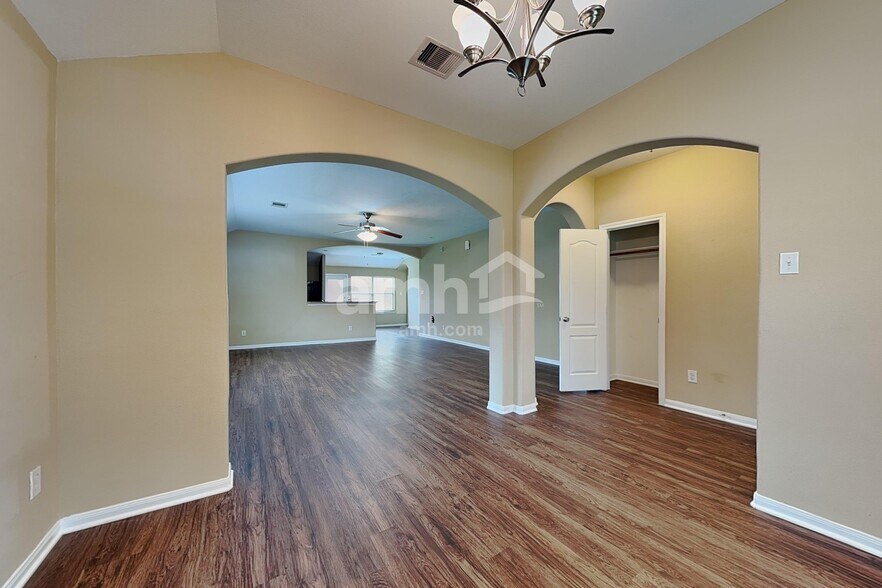 Building Photo - 28606 Lockeridge Farms Dr