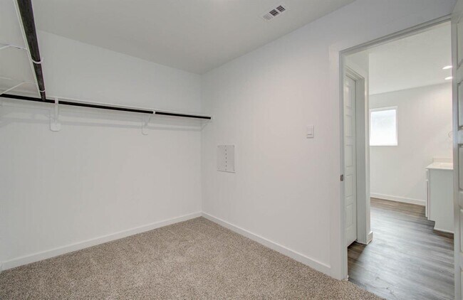 Building Photo - 1010 Desert Willow Dr