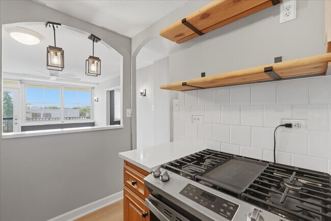 Building Photo - Sophisticated High-Rise Living in Prime Arlington Location