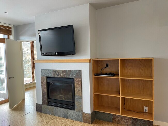 Building Photo - 2220 W Woodin Ave