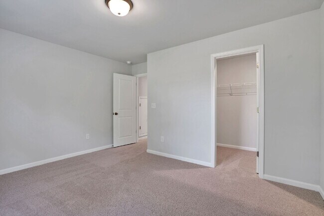 Building Photo - Elegant 4 Bedroom 2.5 Bathroom Home Near Downtown Greenville $2,500/mo rent