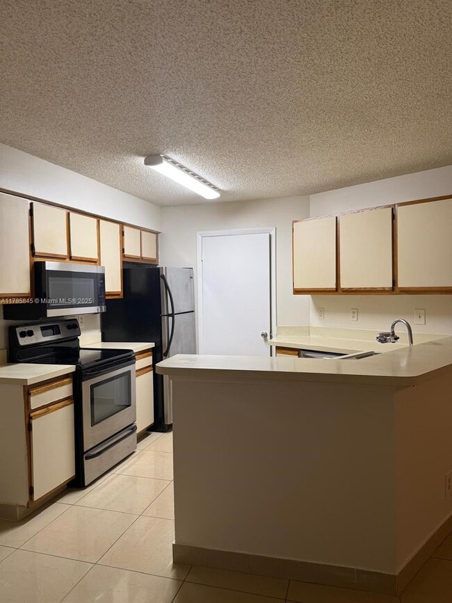 Building Photo - 9999 Summerbreeze Dr