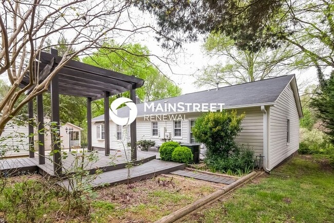 Building Photo - 4 Bedroom Pet-Friendly Home in Charlotte, NC with Main Street Renewal
