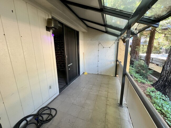 Building Photo - Remodeled 2 Bed, 2 Bath Unit in Downtown S...