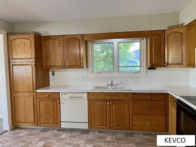 Building Photo - Wonderful Home in Campus West!