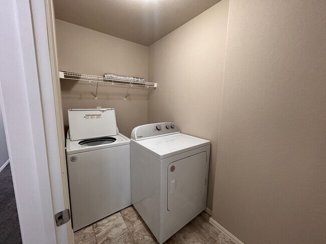 Building Photo - 3 Bed 3 bath Town Home in 80910!