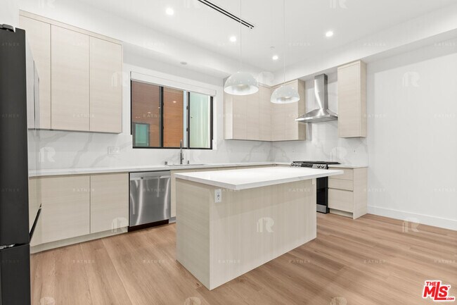 Building Photo - 1541 1/2 Hi Point St