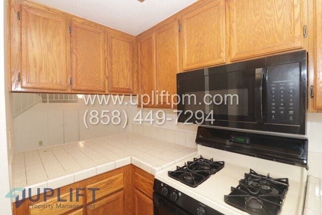 Building Photo - 3 Bed 3 Bath Home AVAILABLE NOW!