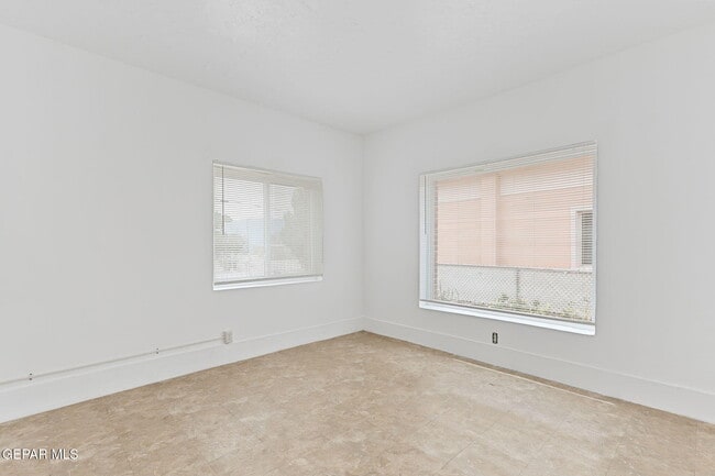 Building Photo - 325 Vista Hill Dr