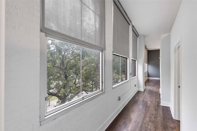 Building Photo - 1312 Live Oak St