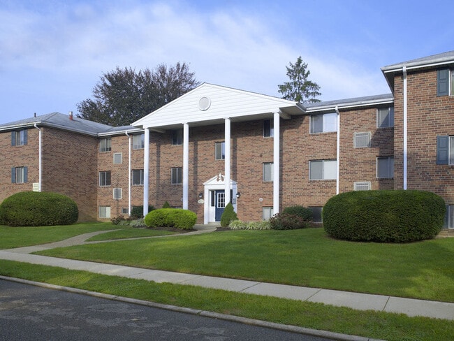 Building Photo - Pine Manor II Apartments