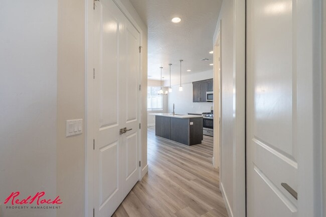 Building Photo - Hurricane Valley 3 Bedroom Townhome