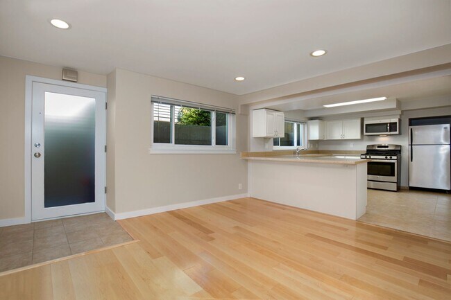 Building Photo - 1518 5th Ave W