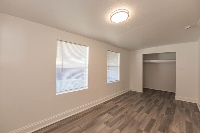 Building Photo - 808 N Palmway