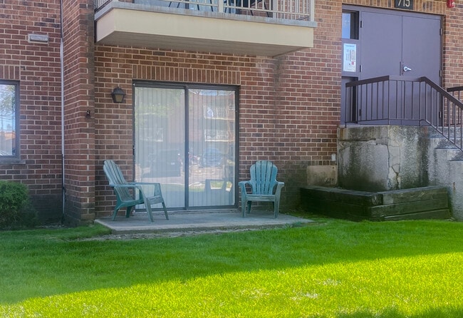 Building Photo - 715 W Central Rd