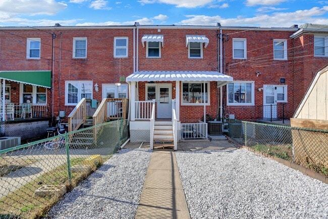 Building Photo - Completed Renovated Townhouse