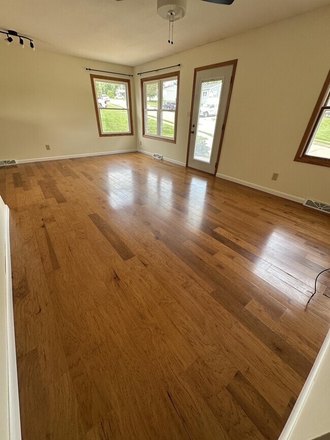 Building Photo - 1710 Scenic View Dr