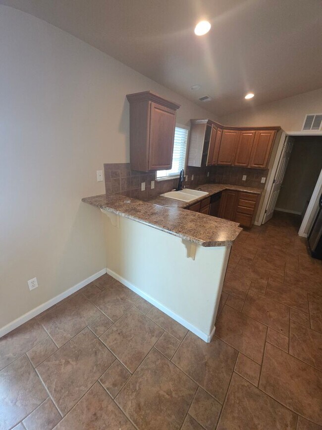 Building Photo - 3018 Oakwood Dr