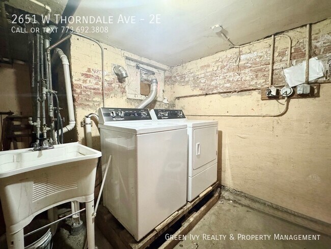 Building Photo - 2651 W Thorndale Ave