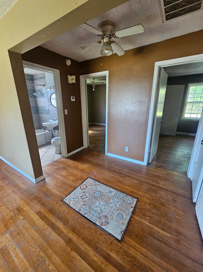 Building Photo - 3 bedroom | 1 bathroom | 1 car garage | Close to campuses & Rountree | Pets welcome!