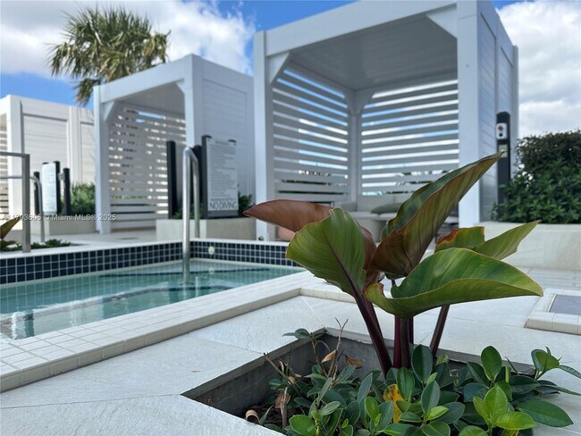 Building Photo - 300 Biscayne Blvd Way