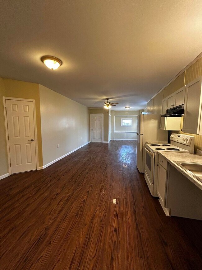 Building Photo - 552 Main St