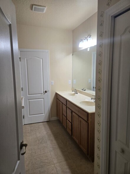 Building Photo - 1030 Venetian Dr