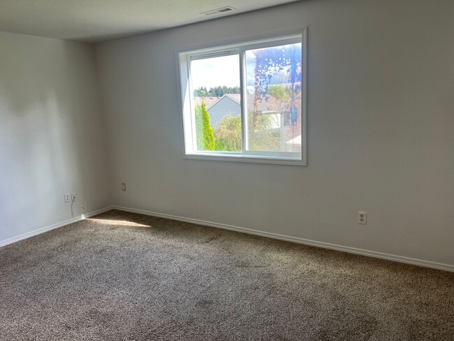 Building Photo - COMING SOON- Spacious Townhouse in Great C...