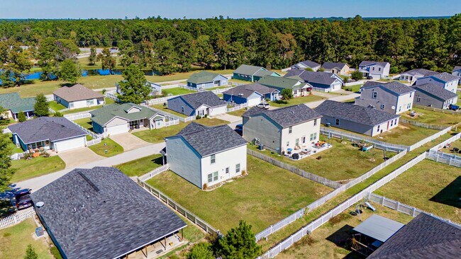 Building Photo - 169 Iris St