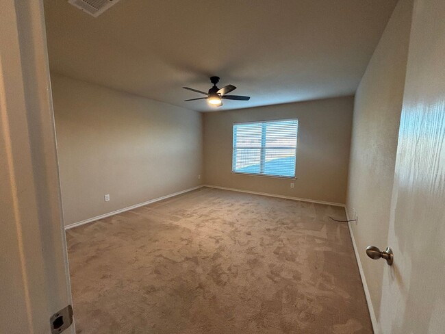 Building Photo - Immaculate and spacious 4 Bedroom 2 Bath h...