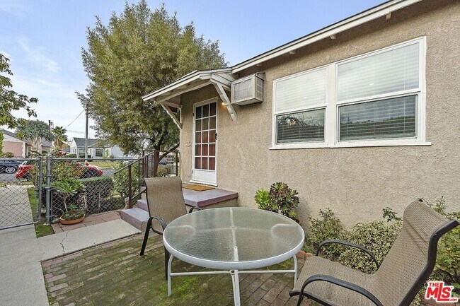 Building Photo - 1326 N Screenland Dr