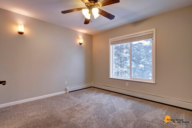 Building Photo - Amberwood Park: Homey Townhouse with Fence...