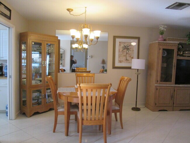 Building Photo - 2731 Barkley Dr W