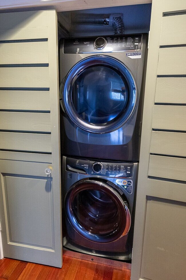 Building Photo - Chevy Chase Area One Bed, One Bath Condo R...