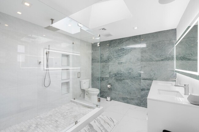 Building Photo - 2813 NE 29th St