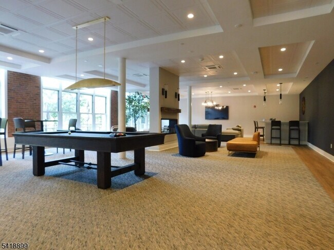 Building Photo - 300 Main St