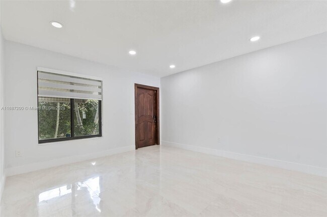 Building Photo - 2567 SW 21st Ave